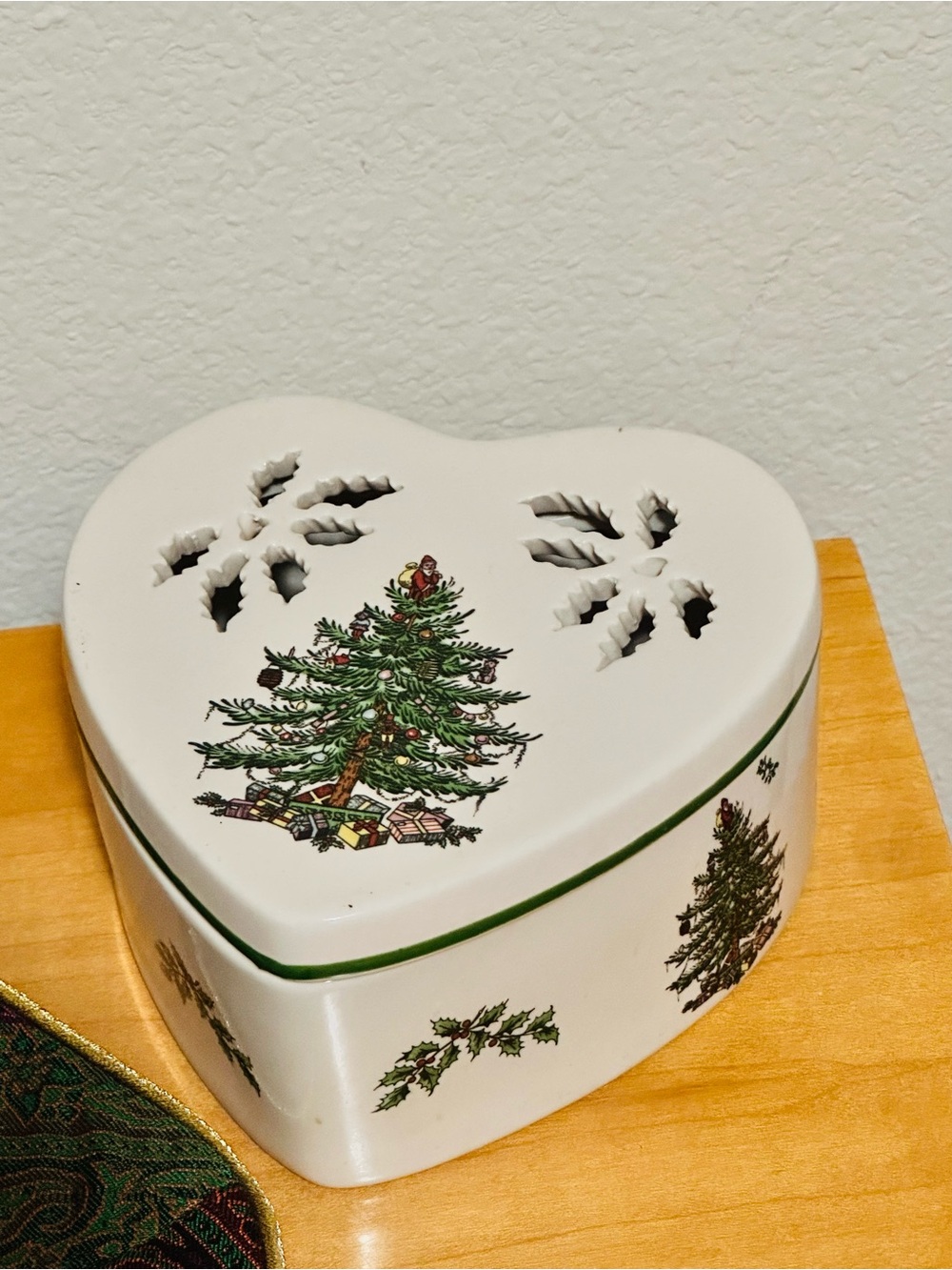 Spode White Heart Trinket Box with Green Christmas Tree Motif